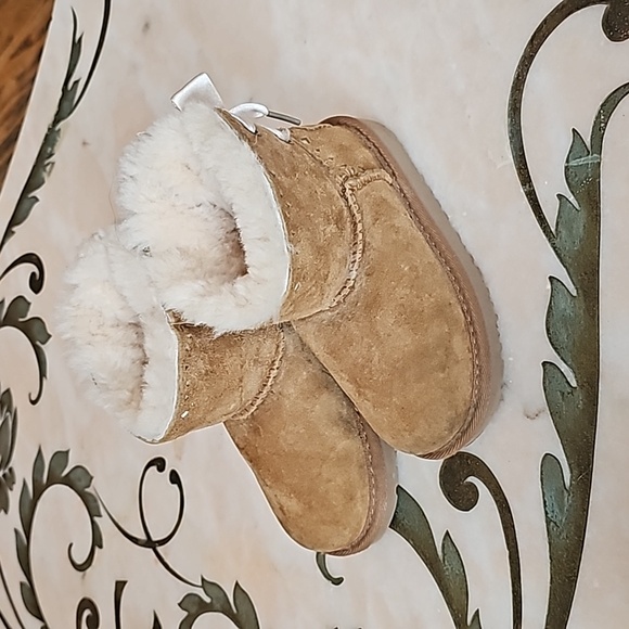 UGG BAILEY BOW worn for 2 hours only - Picture 4 of 4